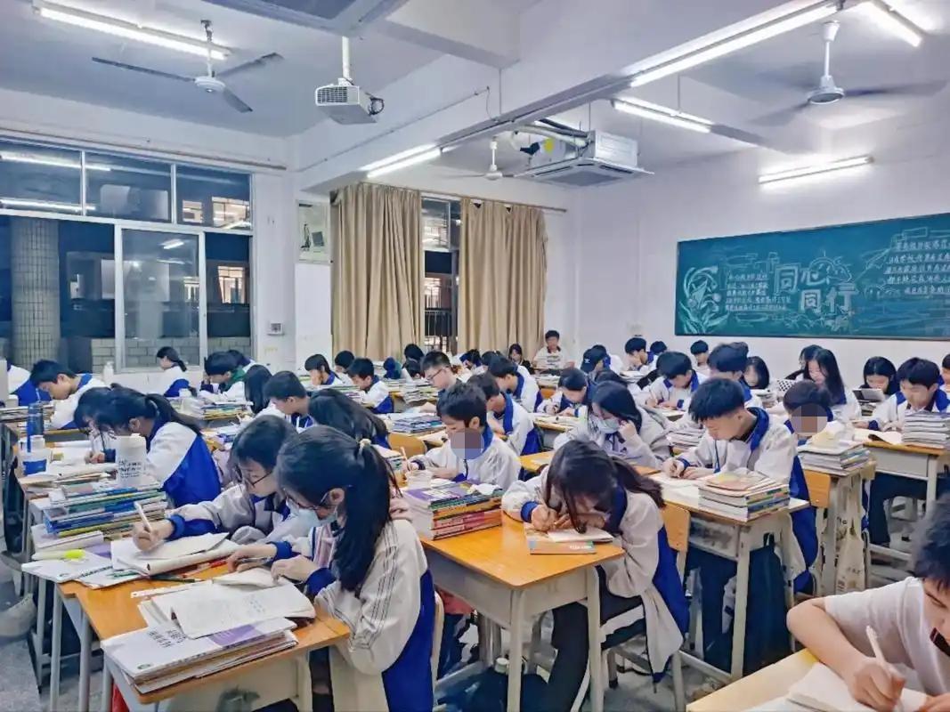 昨天晚上接到孩子，孩子说了一件事，让我感到很震惊。他说，妈妈，今天我们老师气死了