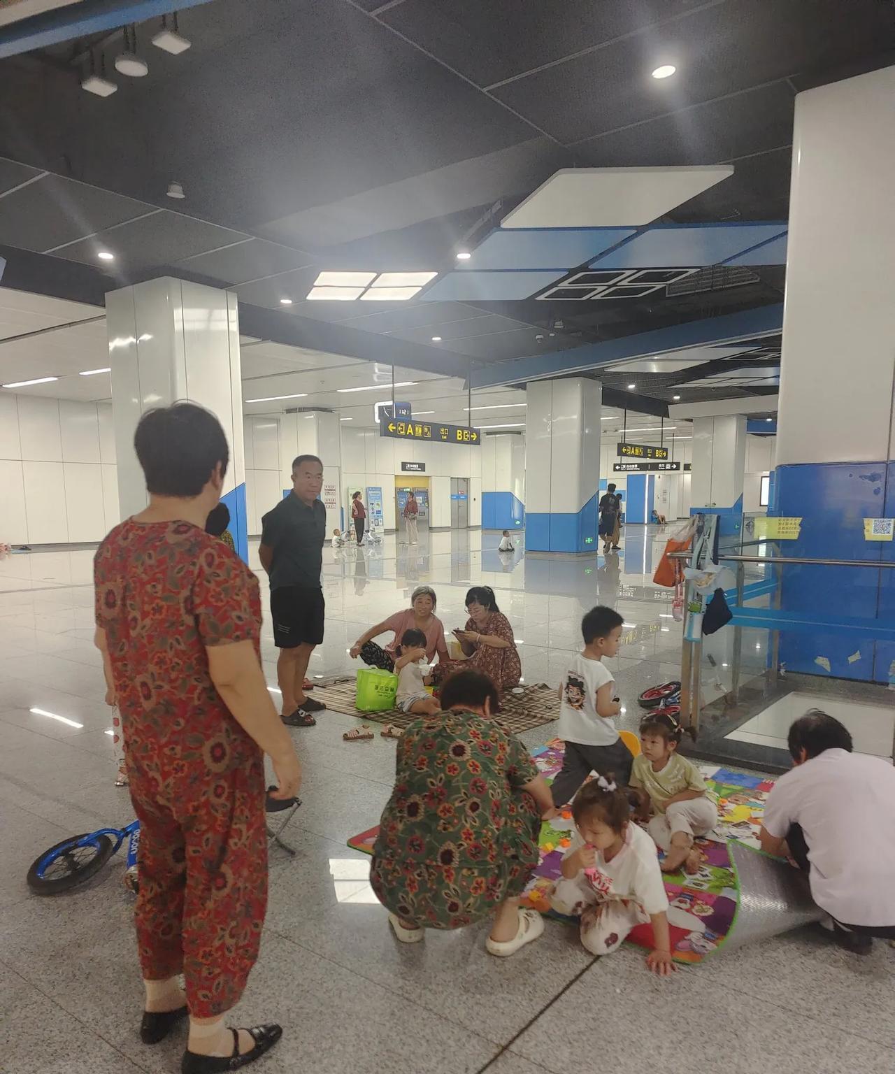 今年夏天好多老百姓到郑州地铁里面避暑。地铁公司也真大方，不让保安赶人。地铁里面打