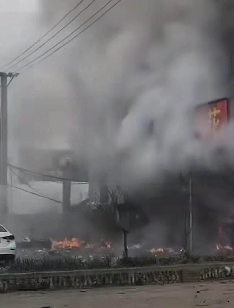 连云港爆竹店刚刚过去几天，湖北宜城爆竹店又发生一起爆燃事件。2月18日14时，