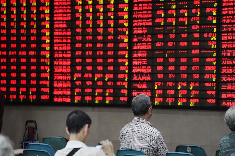 有位股友的操作真是绝了，必须分享给你们品品。上周某票大阳线直接突破三根均线，他盘