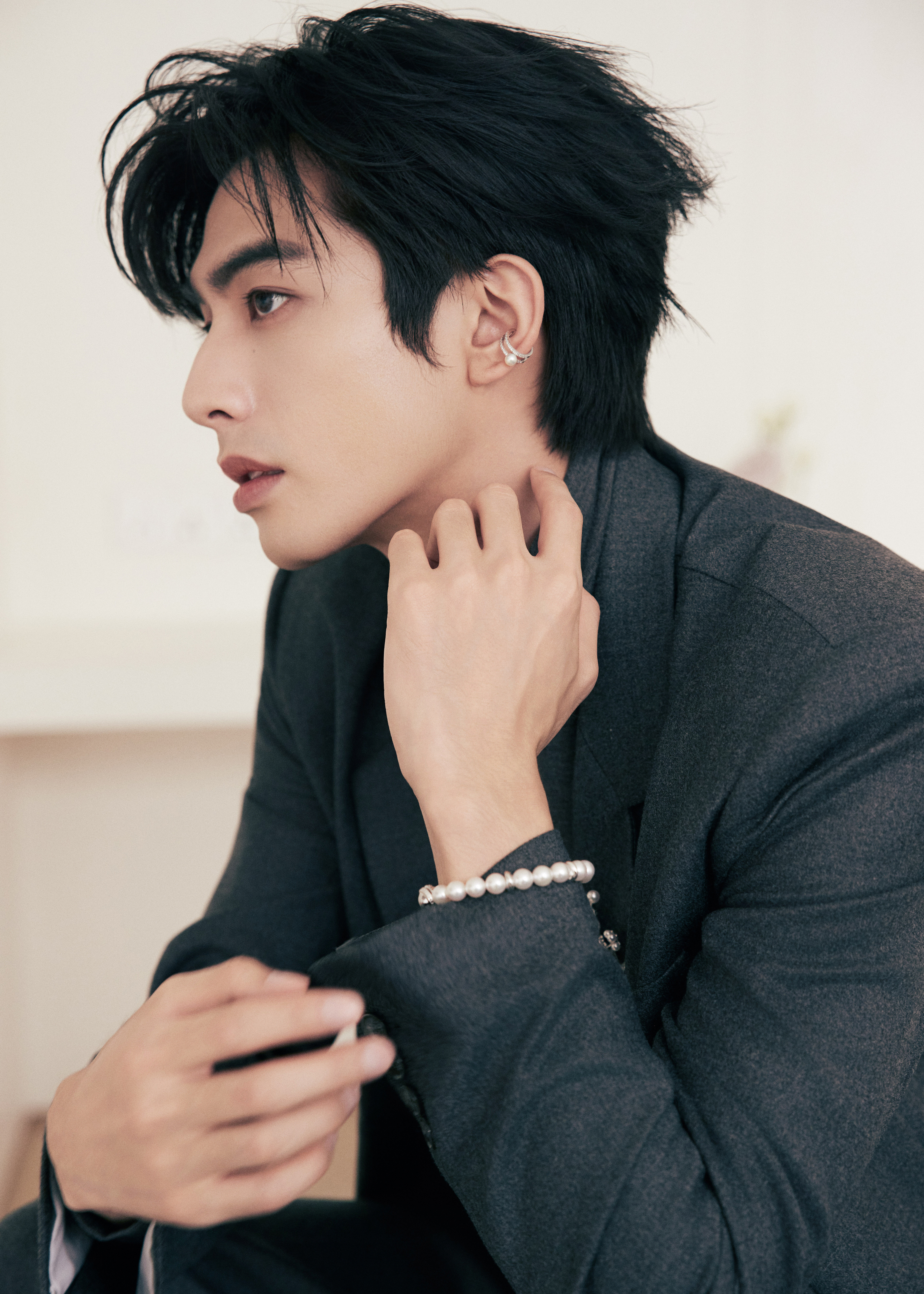 宋威龙×MIKIMOTO新加坡线下活动，简约灰色套装出镜的全球品牌代言人，