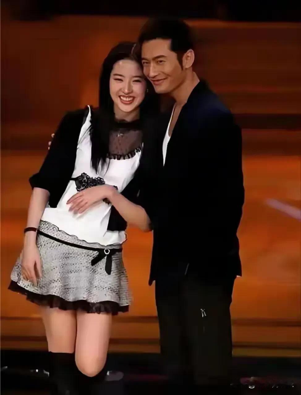 一声姑姑炸出19年真友情！家人们，谁懂啊！黄晓明新片上映，刘亦菲一句：就这个