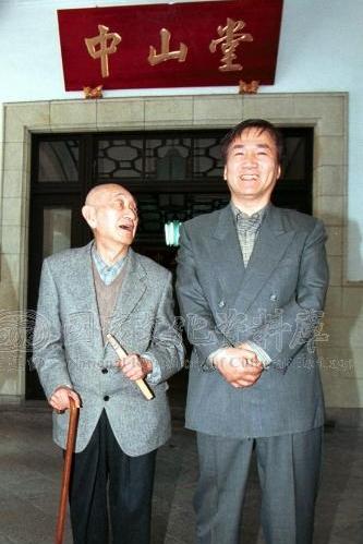 2000年，围棋界两位传奇人物——吴清源与林海峰，一同参观中山堂的瞬间。镜头里，