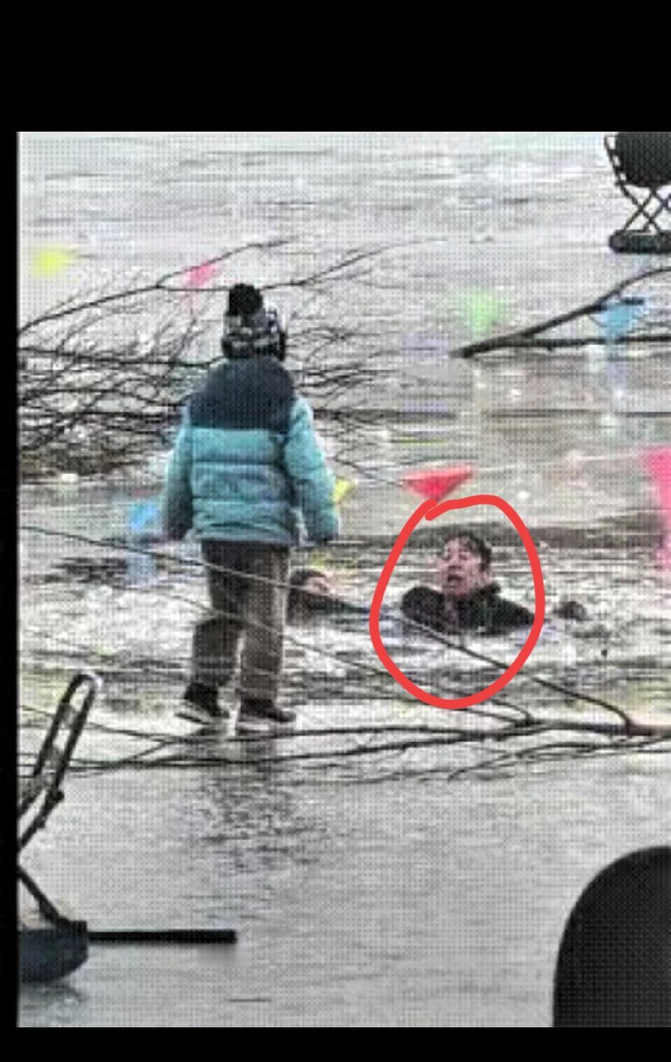 天津，一家三口掉入冰窟窿现场！这位父亲，已经拼尽了全力了，儿子踩冰坠湖，夫妻俩施