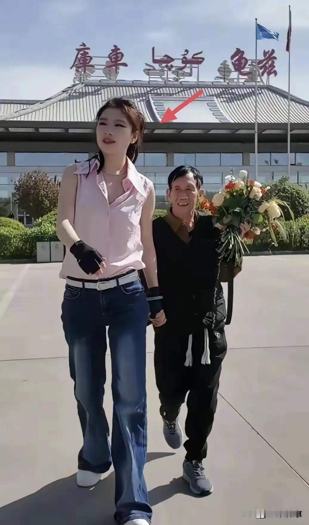 河南洛阳95后养女张白鸽，为报答养父的养育之恩，尽心尽力的让养父度过一个幸福和快