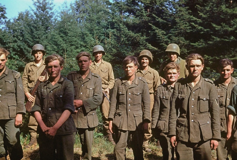 1944年8月，德军第116装甲师第156装甲掷弹兵团的士兵被俘。