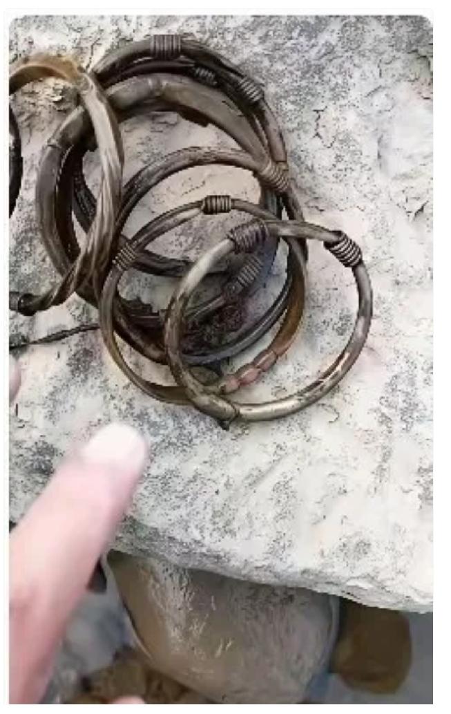 广东，一男子到野外河边钓鱼，下竿没多久就感觉鱼线有拉扯，以为是大鱼，用力一拉，后