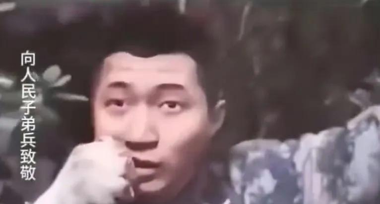 印度公布了前几年某次对峙的画面，大批印军士兵围住了两名我军战士。但这两名战士没有