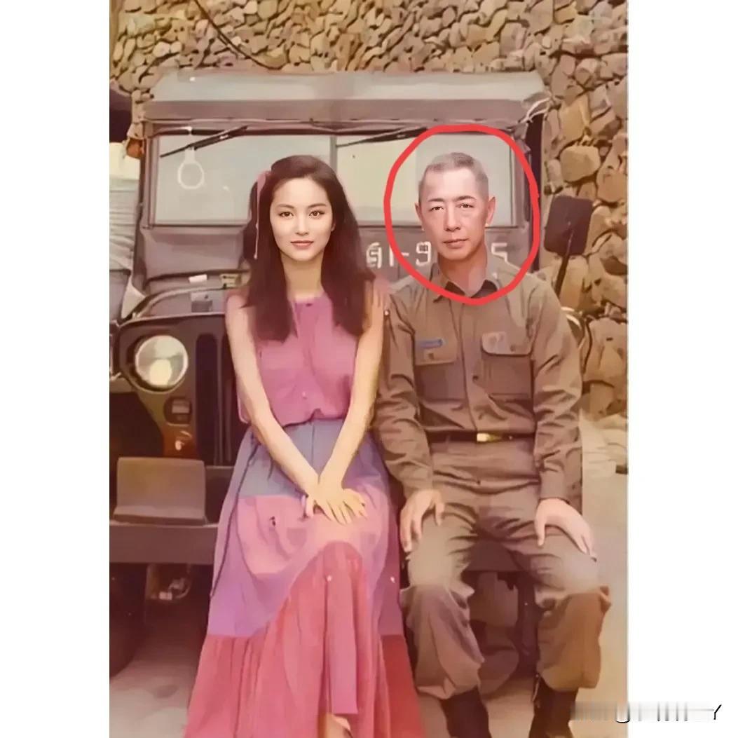 一张珍贵的合影，拍摄于1980年，照片中的女子是年轻时候的林青霞，那时候她26岁
