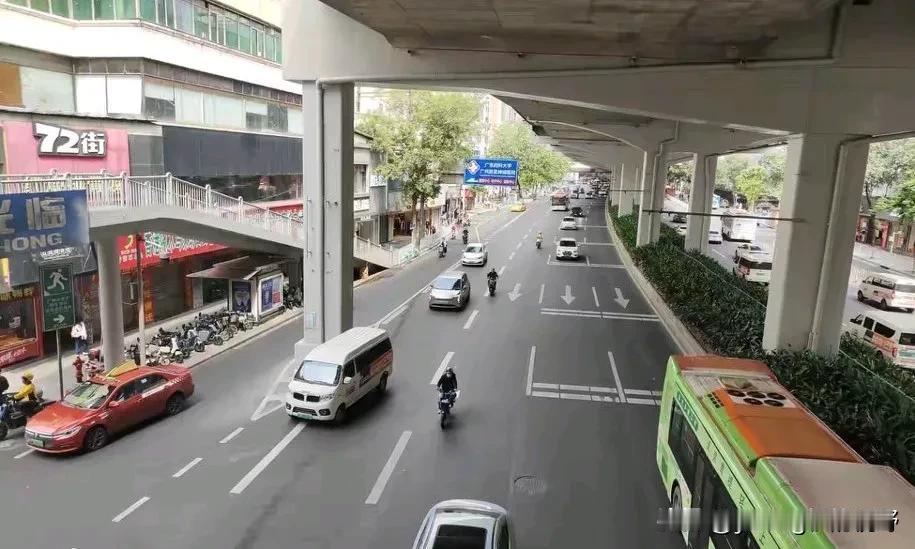 监控摄像头拍摄下的广州白云区新市圩路段。白云新市一直也是白云区人流比较密集的地方