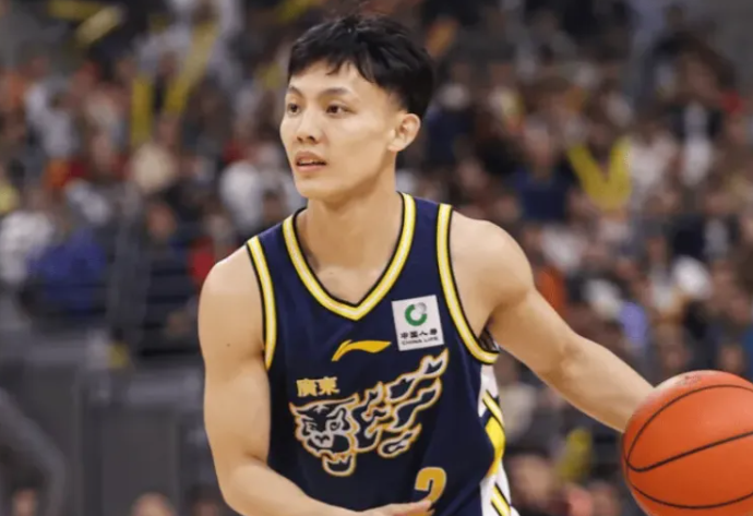 CBA常规赛，广东119-98战胜吉林。赛后，媒体人别跑刚背猪发文点评：对广东