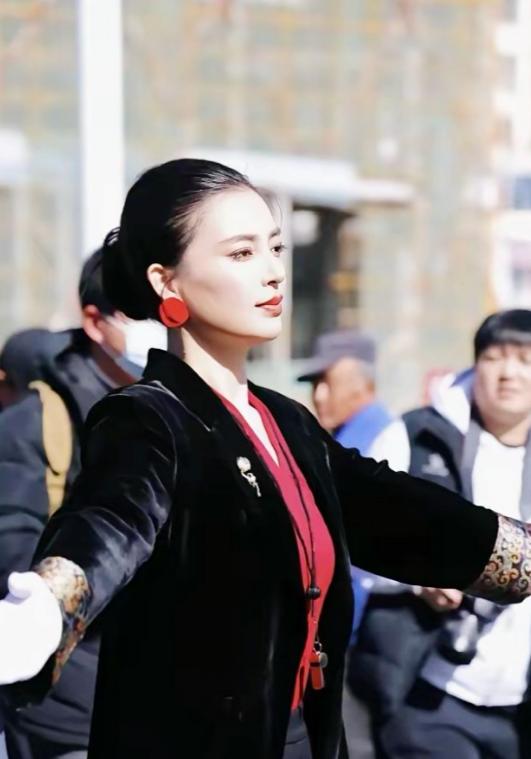 2026年2月陕西榆林，那个扭秧歌的领队高梦瑶，两天涨粉三万五，就凭一张脸，硬是