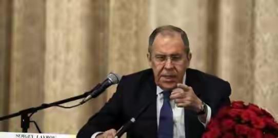 仗打到现在，俄罗斯的压力确实快撑不住了。最近俄罗斯外长拉夫罗夫突然放软态度，难道