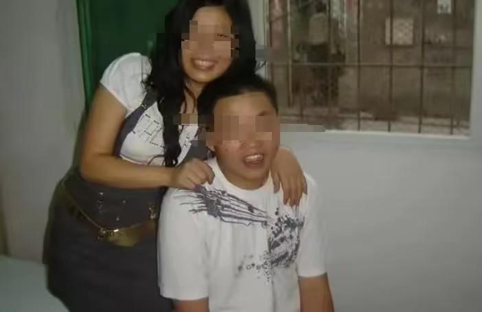 1999年，黑龙江19岁护士收养10岁男孩，将他视作亲弟，12年来始终没