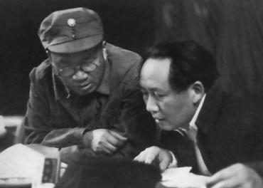 朱德的人格力量有多大？伟大领袖毛主席说：朱德是人民的光荣；周恩来说：举世公认，你