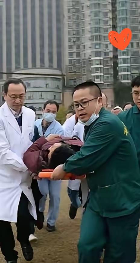 17岁高二男孩体育课突然晕倒，昏迷不醒！老师吓得赶紧叫120，送到医院抽血时所有