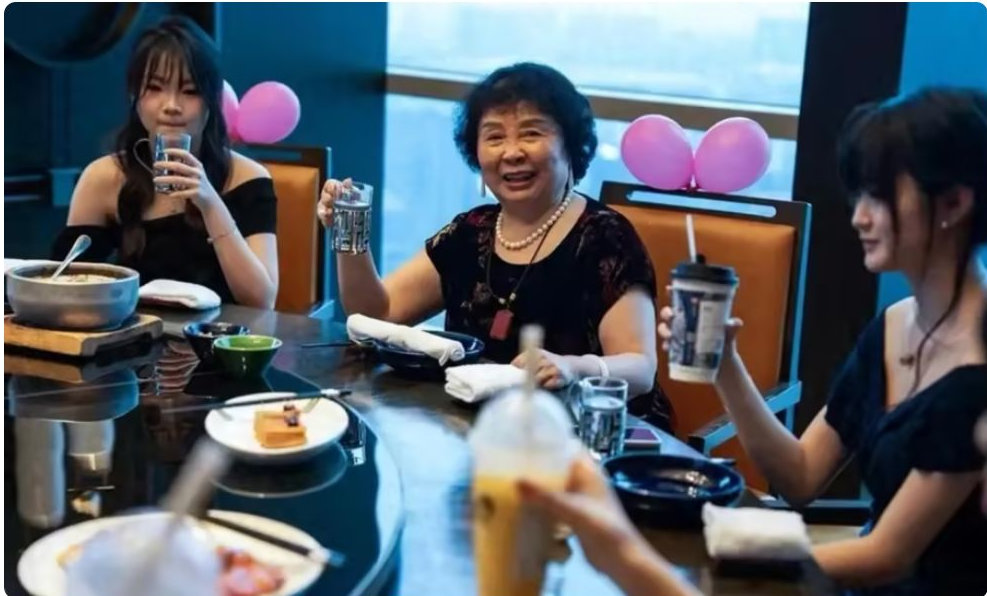 60岁冒险生双胞胎，女儿办16岁生日会：这次，盛海琳成了旁观者