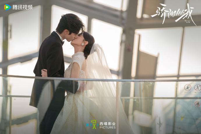 骄阳似我吃席《骄阳似我》今日收官，林屿森聂曦光婚礼发来邀请函，小太阳们吃席啦，一