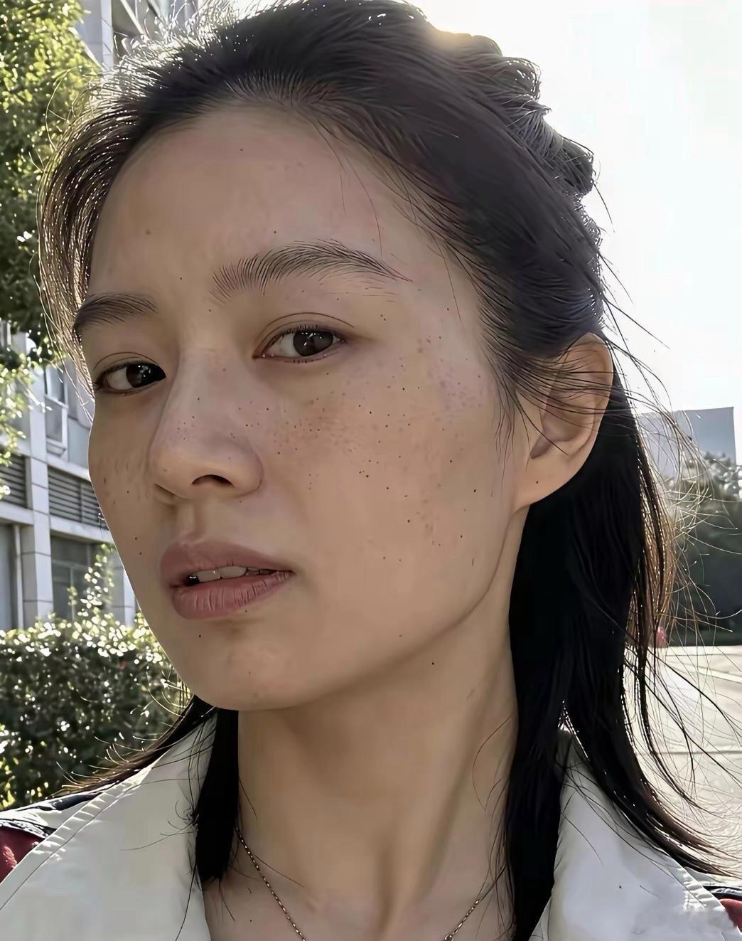 43岁，无素颜，这状态怎么样？老不老，丑不丑。想听实话，大胆说