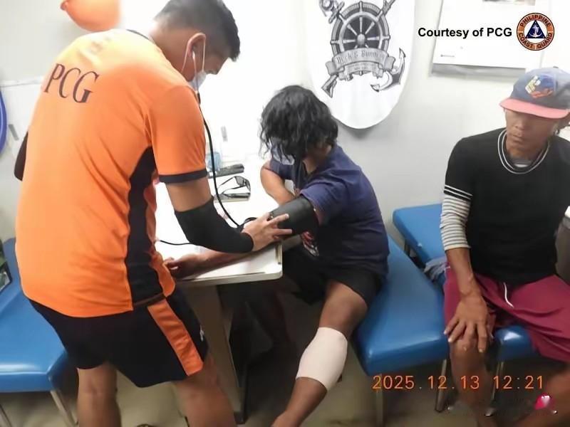 菲律宾船只又在南海挑事了。这回是24艘菲律宾渔船非法闯入中国仙宾礁领海，我海警依