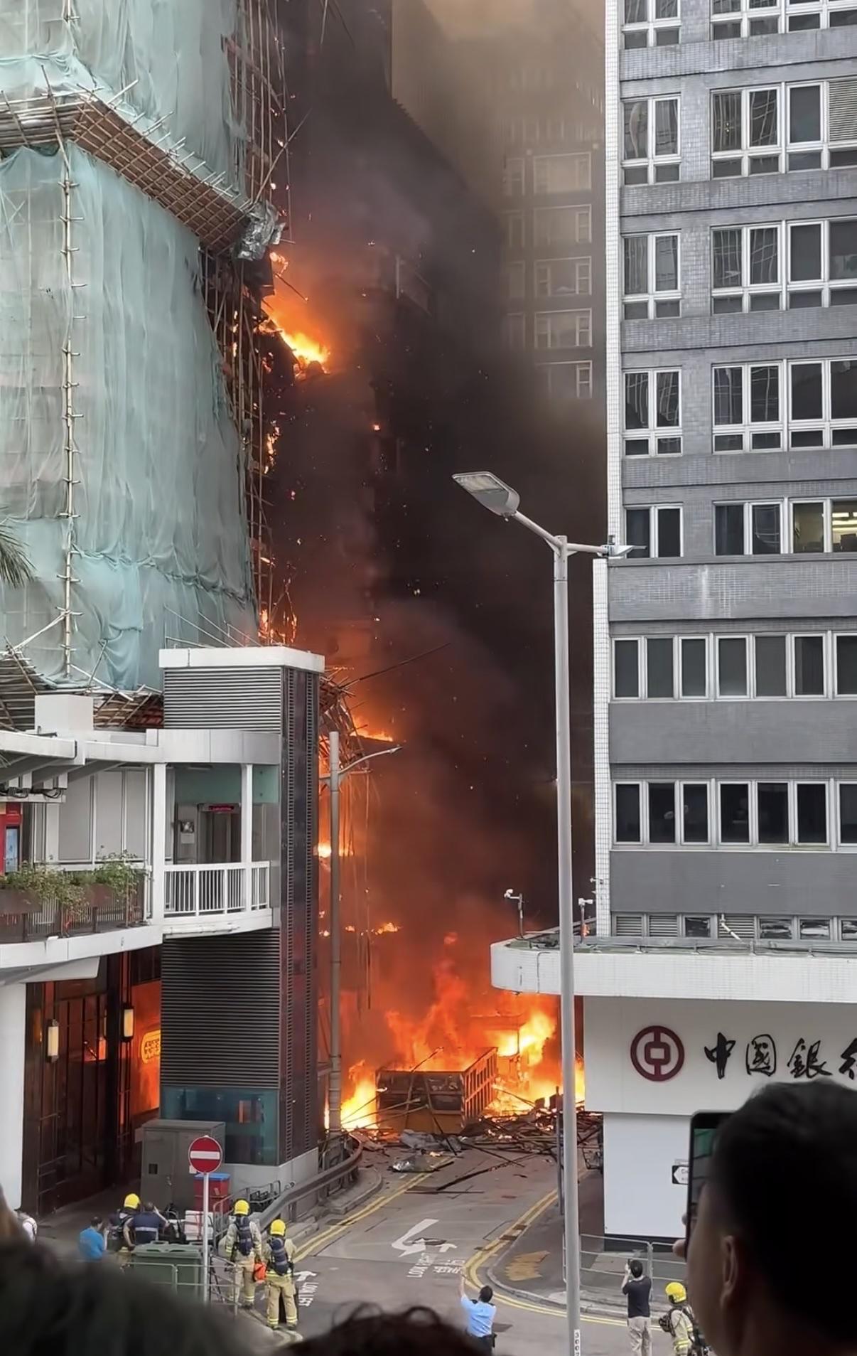 香港这把火，好似一把锋利的解剖刀，精准地剖开了香港近年没落、发展停滞不前