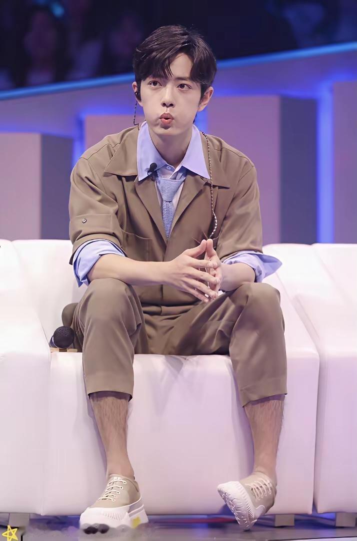 谁能想到看肖战，注意力会被毛裤勾走啊！本来盯着脸看呢，结果那显眼的毛裤一出现，眼