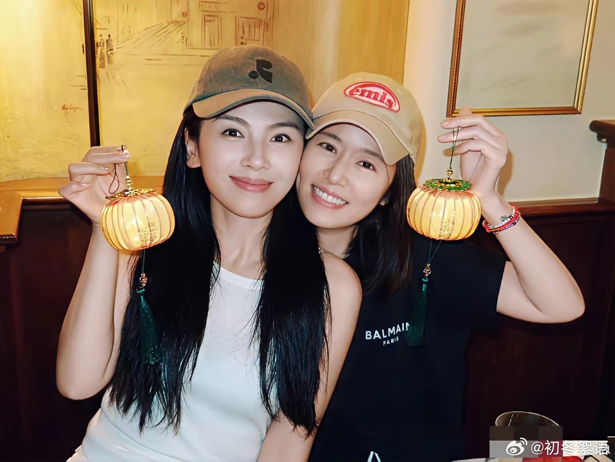 刘涛和林心如在米兰过中秋，没想到他们是21年的闺蜜啊，感情是真好！刘涛穿白背心，林心如穿黑T恤，他们