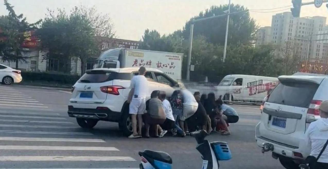 这就是咱沈阳爷们！沈阳街头，两口子去吃饭的途中，发现路当中停着一辆车，徐先生瞟了