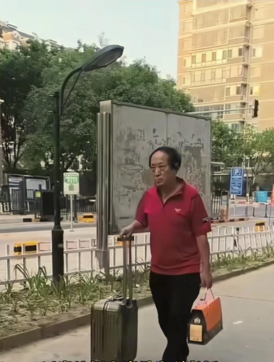 都说牛群现在混得惨，我看未必。76岁的人了，住天通苑没电梯的老破小，出门跟年轻