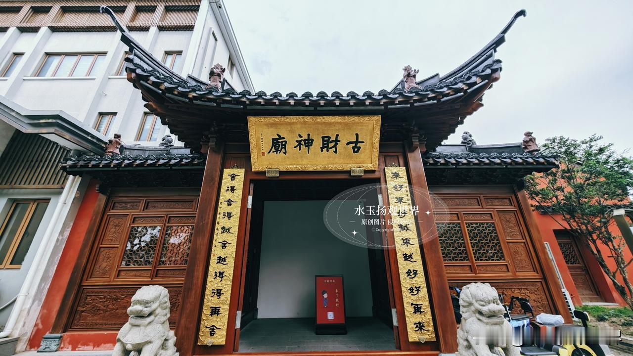 很多人奔赴上海寻古镇，总执着于声名在外的水乡，却忽略浦东藏着一座沉淀滨海岁月的城