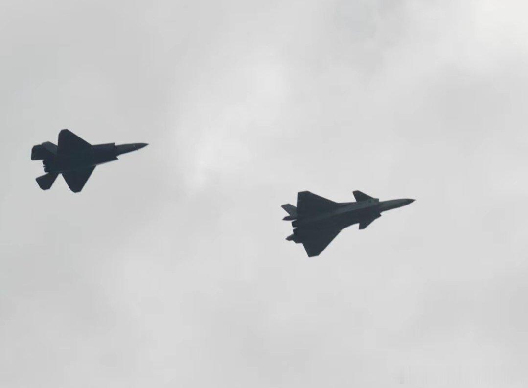 歼-20和歼-35A同框飞行，仰视对比歼-35A也不算太小，重型机配中型机高低组合，综合战力全球第一