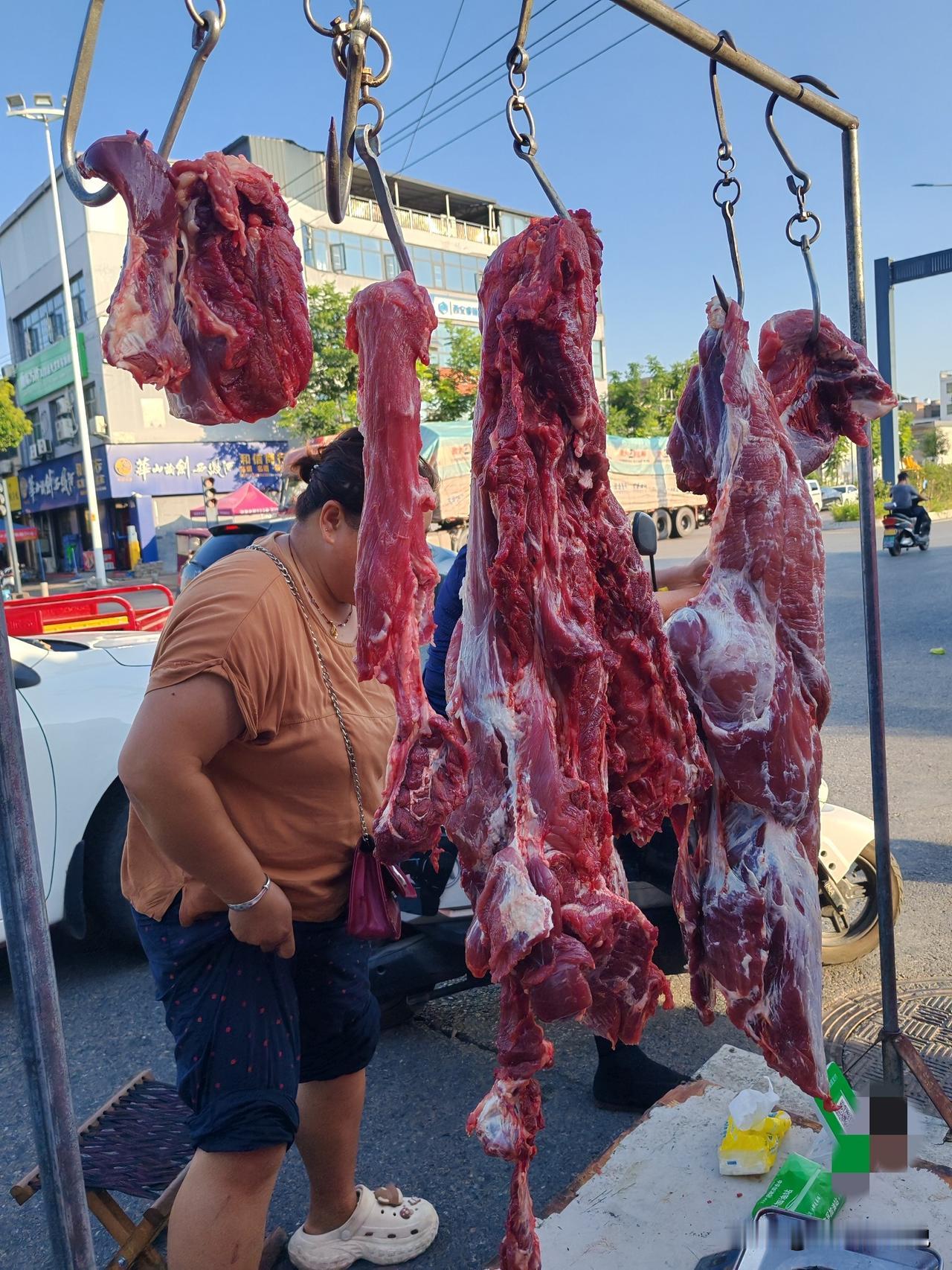 这里牛肉价很意外7月22日，坐标西安。这是我今天路过随手拍的两张图，发现这个小