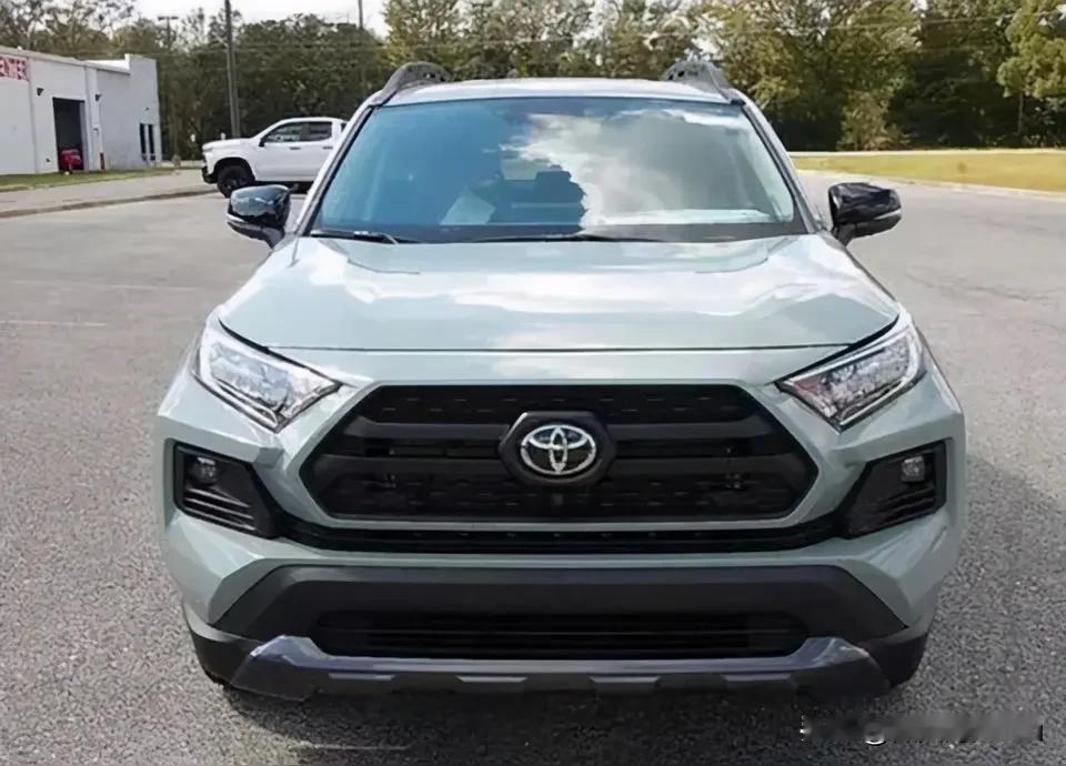 中国政府现在还持有6800多亿美国政府债券，虽然已经连续14个月减持，但这个数量