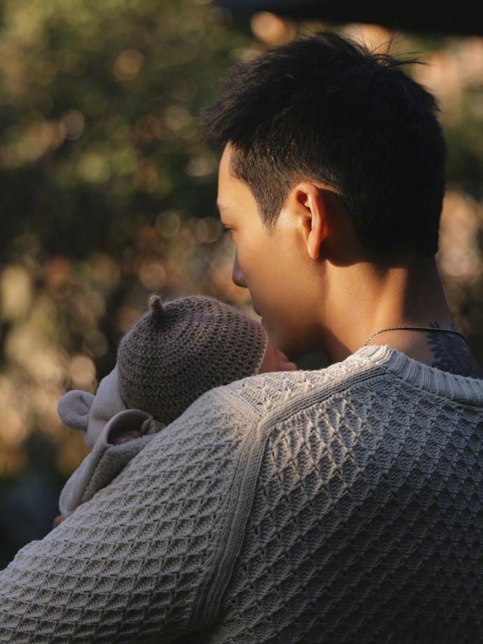 陈伟霆不用偷别人家的小孩了巨星奶爸和超模辣妈的结合,宝宝你是个幸福的宝宝陈伟霆现