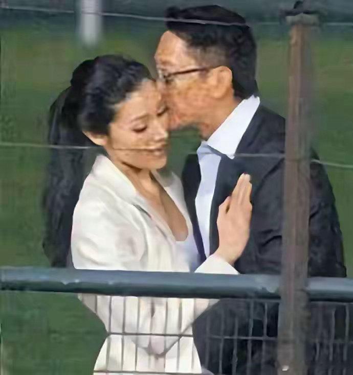 当年的李嘉欣与许晋亨在跑马场内，你记得吗？羡慕吗？