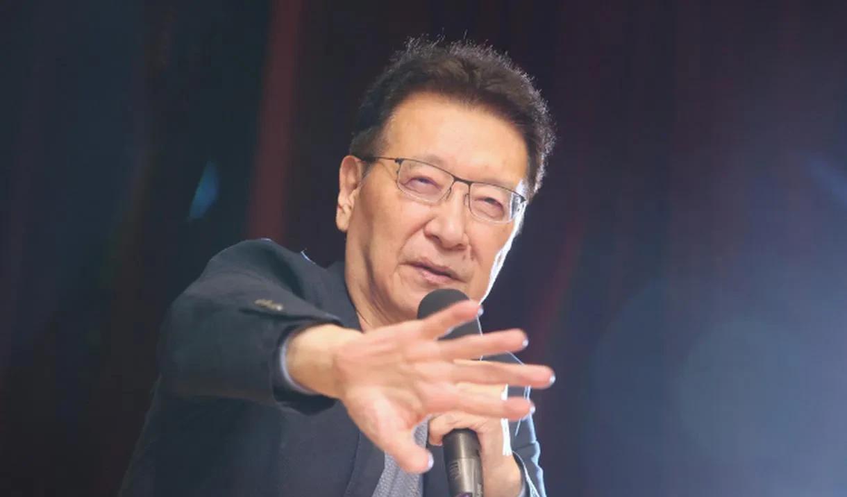 国破忽悠在，党亡人未亡。戏唱战情室，全靠嘴一张。反攻大陆事，美爹不帮忙。可