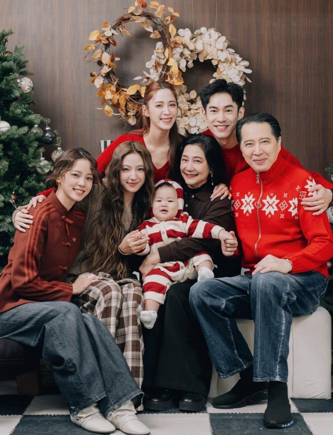 三姐妹合体，欧阳娜娜一家的春节合影