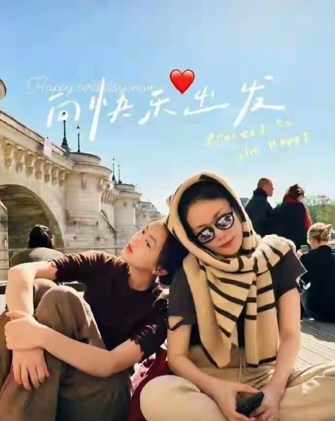 王菲李亚鹏女儿李嫣的18岁，再也看不到小时候的唇腭裂的样子，看起来好漂亮