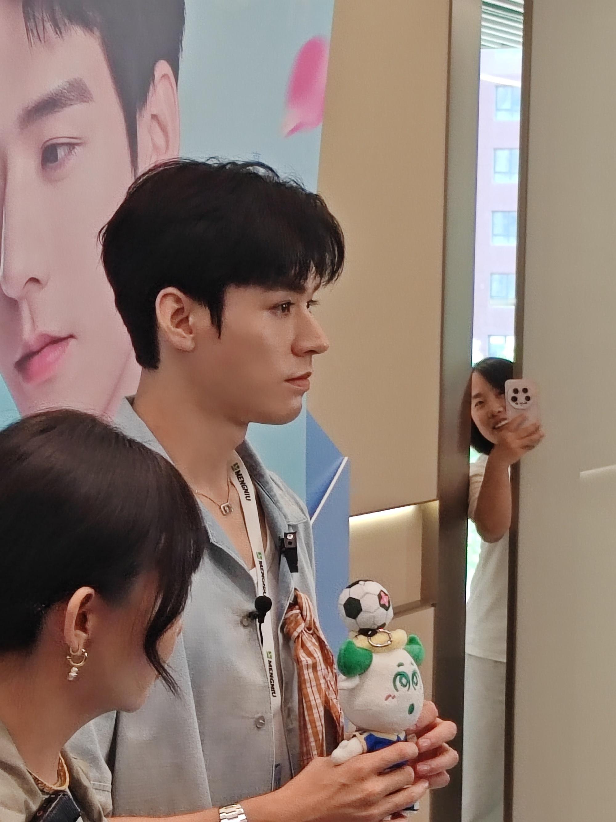 龚俊扫楼路透生图来了状态真好啊，很紧致的一张脸，完全男大生眼睛亮晶晶的，门缝的小