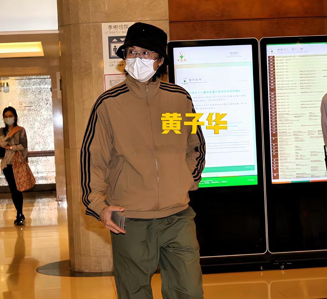 郭晋安、谭耀文也纷纷现身医院，探望许绍雄，两人神情悲伤！大家都去了，这个阵仗有点