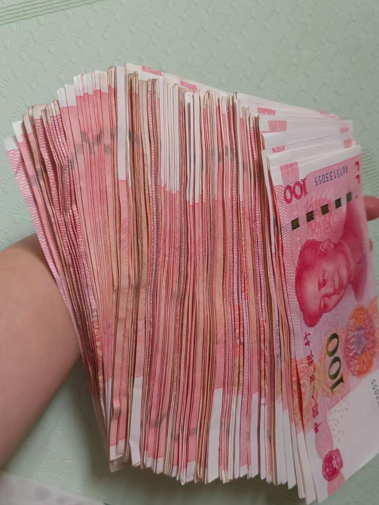 前天晚上我正准备睡觉，儿子突然好奇的问我：“妈，你每月都有退休金，就没存点钱？