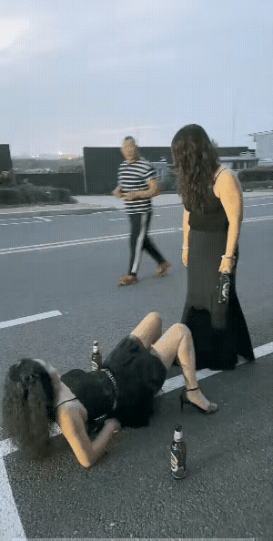 咋能喝成这样呢？喝多了也就算了，怎么可以在大街上如此不雅呢？赶紧回家去吧，不然家