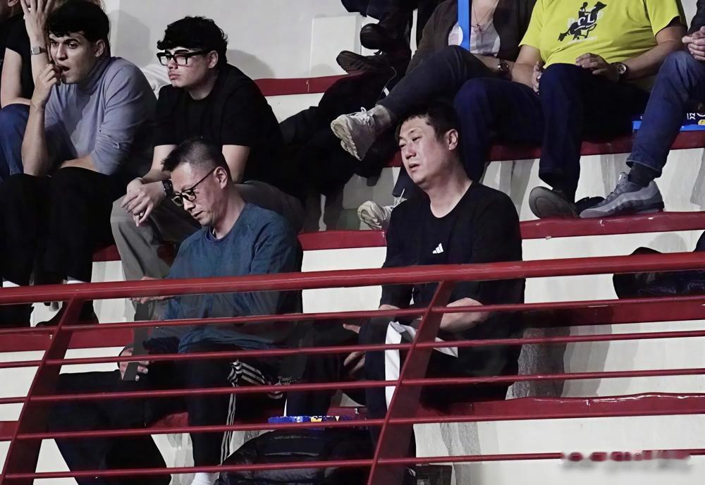 教练组成员四处观察队员，这些动作说明了什么？在全运会刚结束不久，赵勇与袁灵犀