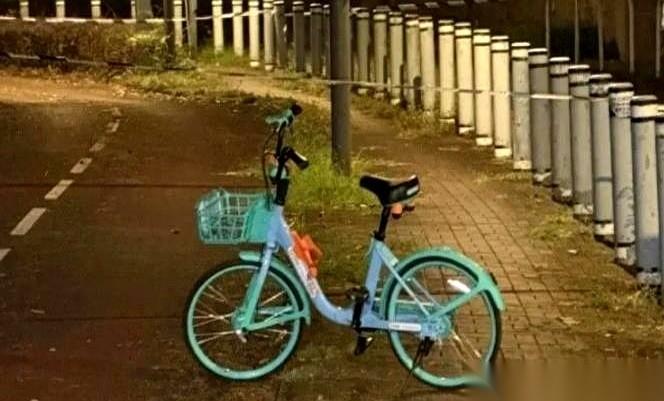 9月19日深夜，香港元朗壆围南路，一辆共享单车歪倒在柏油路上，前轮还在惯性下空转
