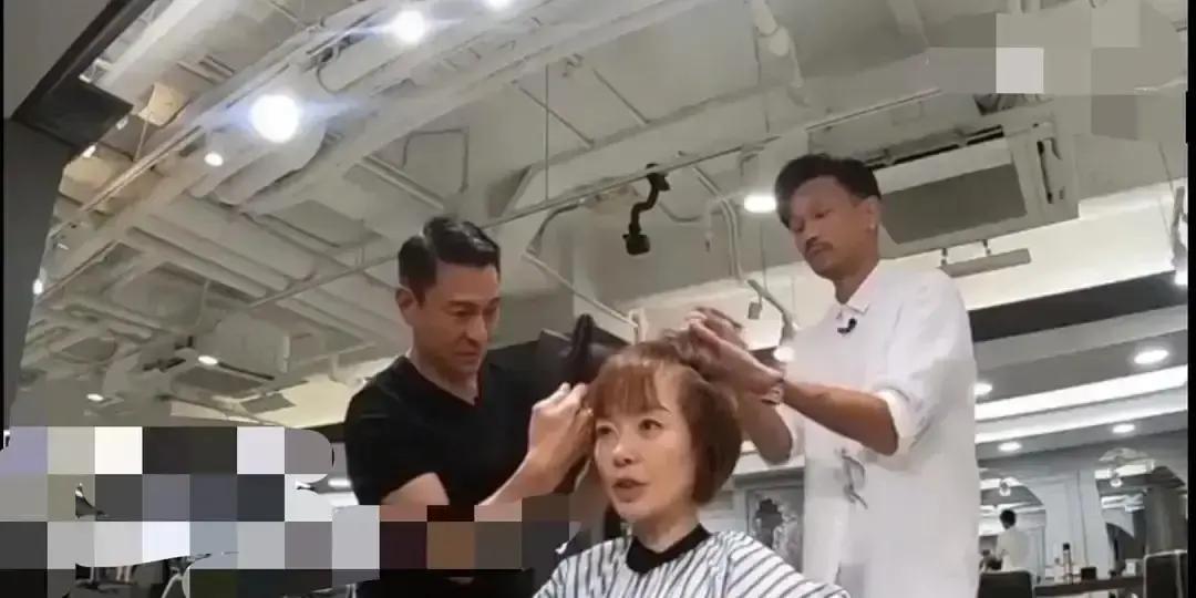 刘德华名下那家老发廊入选九龙城十大情怀老店。店从八十年代就开在街角，他当年学手