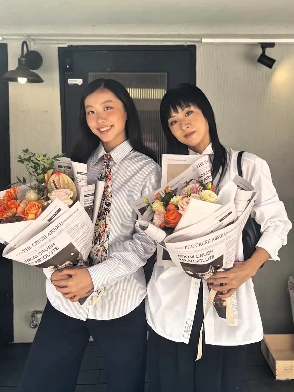 徐濠萦晒和女儿合影，母女俩简直就是青春女大！徐濠萦今年都52岁了，但还是非常年轻