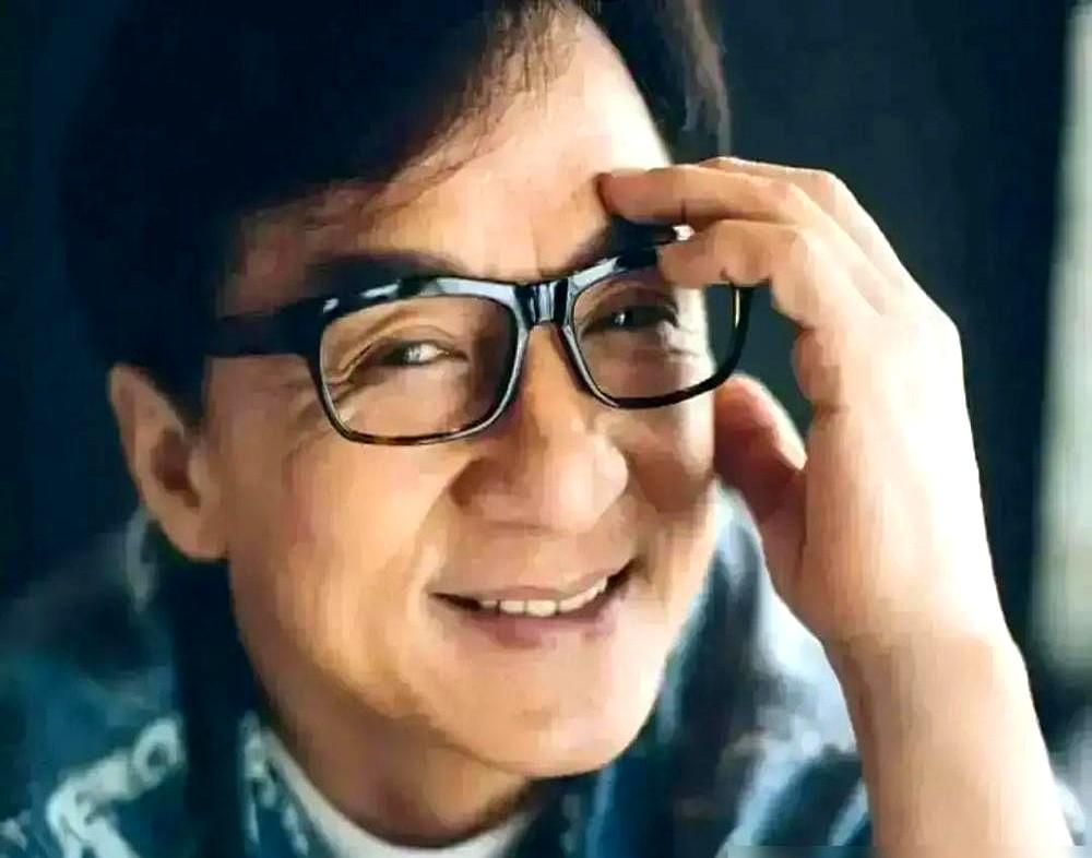 成龙竟然当众给房祖名道歉了！就在广州，宣传新片《过家家》的时候，他对着镜头承