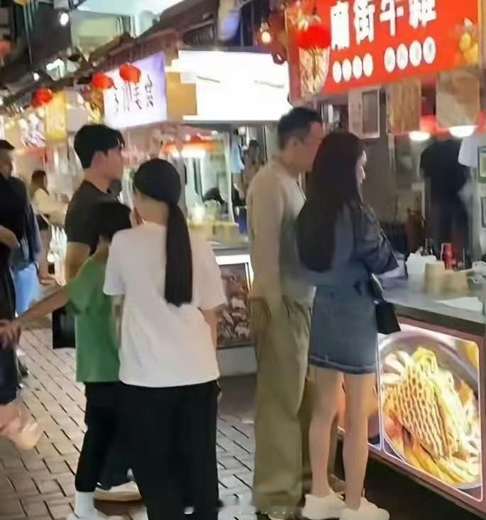大S的女儿太像妈妈了……发际线，后脑勺，举手投足，连走路的姿态都像，活脱脱一个年