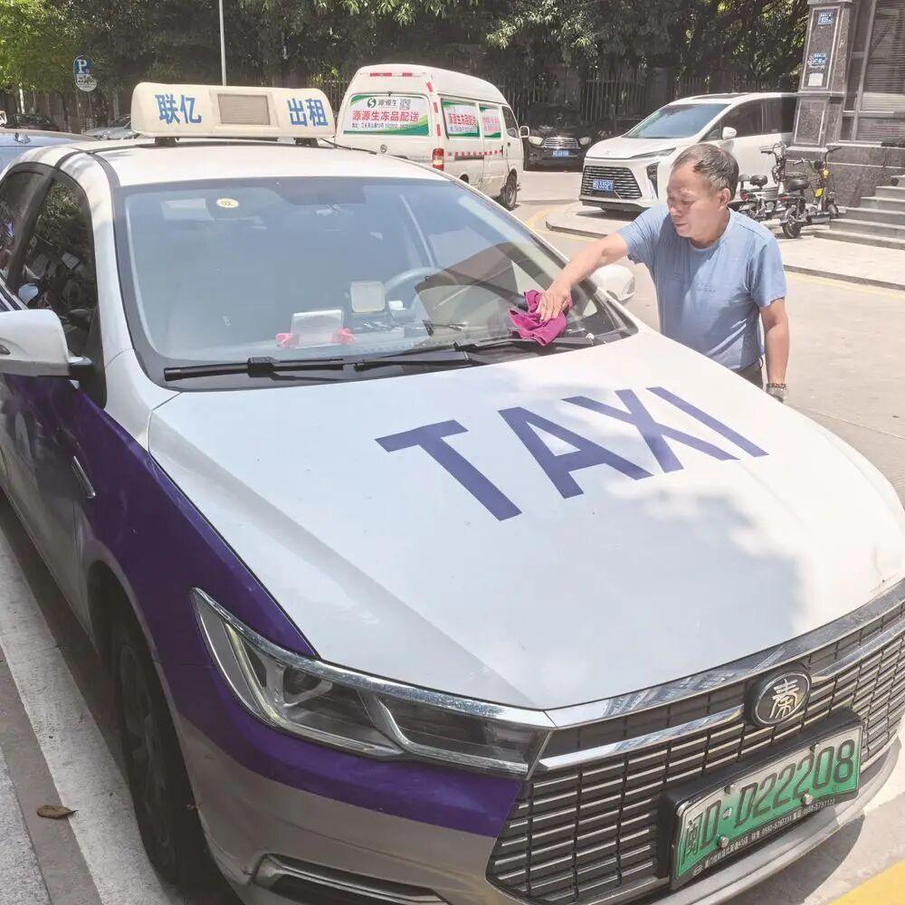 厦门的哥范国强，面对7.7万巨款不动心，这才是普通人的善良！事发厦门，一位