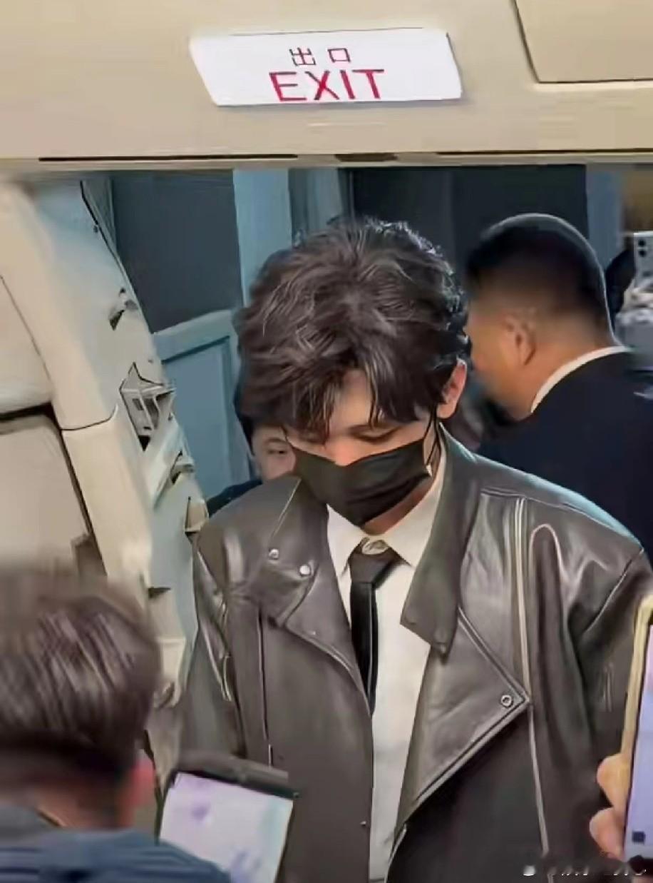 成毅助理打人真相曝光！12月18日，网上一段成毅助理张涛在飞机上殴打粉丝的视频疯